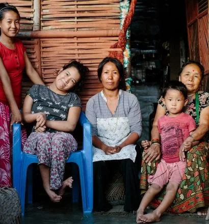 Een Nepalese familie op het stoepje voor hun huis